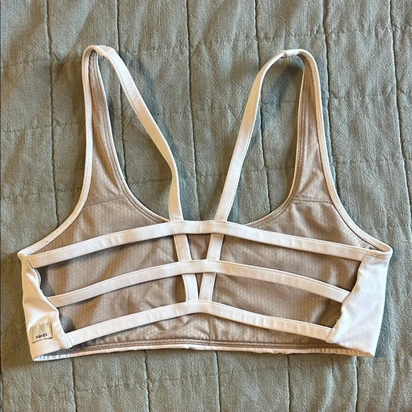 Vuori white Yosemite sports bra - Picture 2 of 4
